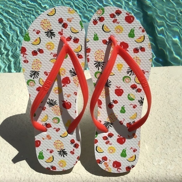 NEW! GAP White & Red Fruit Bowl Flip Flops Beach Sandals Unisex Cruise Swim Pool - Picture 2 of 16